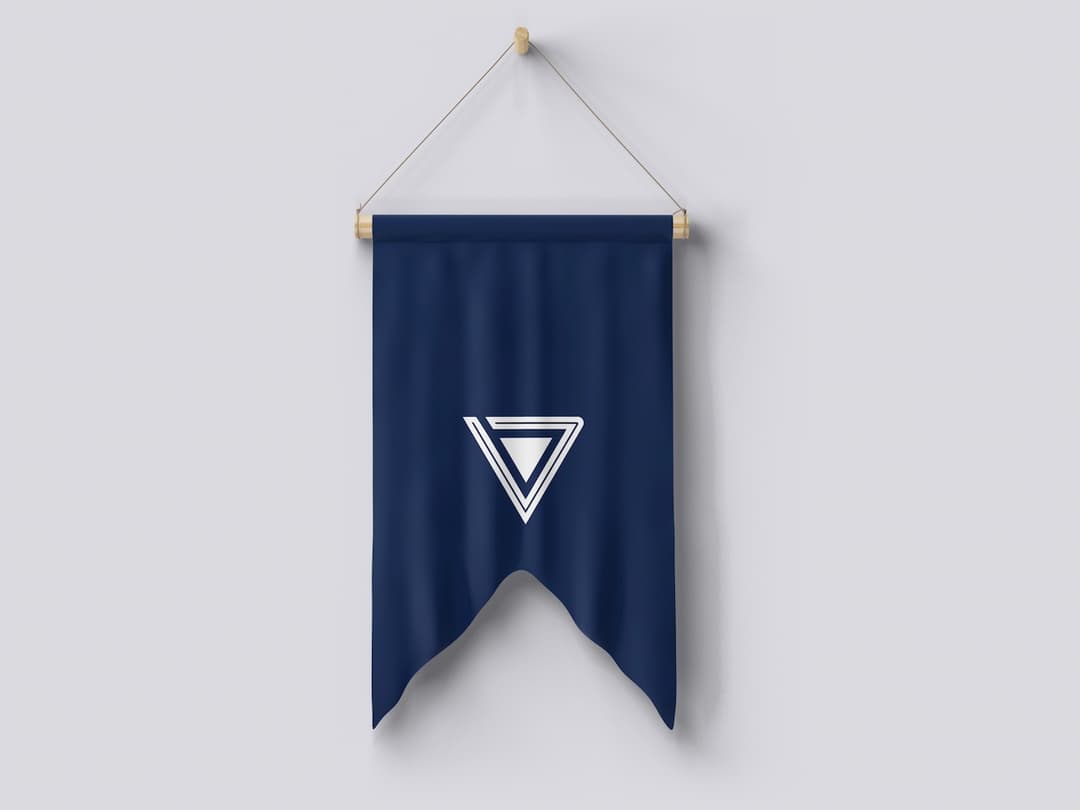 Estandarte colgante de color azul oscuro con el logotipo de Punto Clave en blanco en el centro, sostenido por una varilla de madera y una cuerda delgada, con el extremo inferior en forma de cola de golondrina