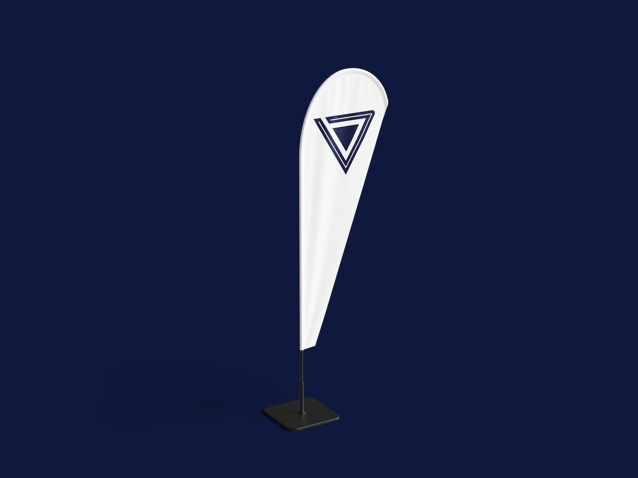 Un banderín de forma alargada y gota, de color blanco con un diseño en azul, que presenta un símbolo triangular. Está montado sobre una base negra y se ve sobre un fondo azul oscuro, representando la marca 'punto clave'.