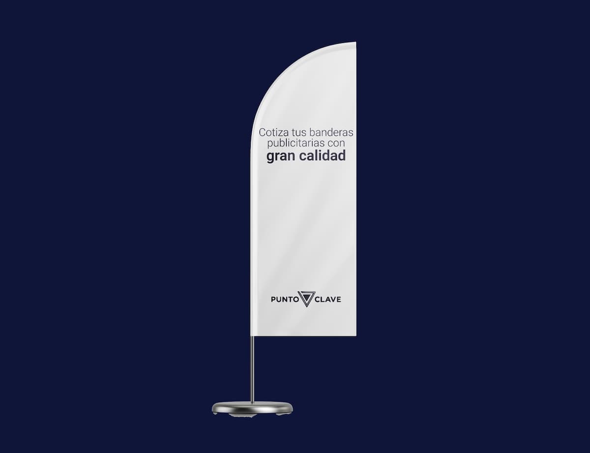 Un banner publicitario de forma alargada y curva en color blanco que destaca el mensaje 'Cotiza tus banderas publicitarias con gran calidad' en letras oscuras. En la parte inferior se encuentra el logo de la marca 'punto clave'. El fondo es de color azul oscuro.