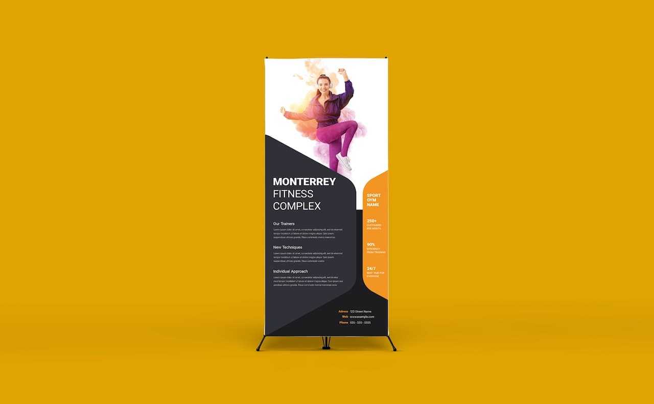 Banner publicitario de Monterrey Fitness Complex con una mujer en postura de ejercicio