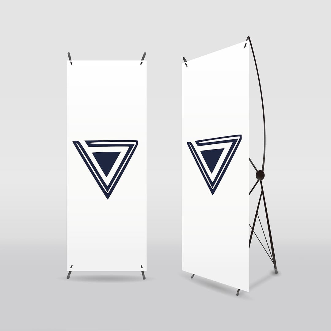 Dos banners publicitarios blancos con el logotipo de Punto Clave, sostenidos por estructuras en forma de X, sobre un fondo gris claro