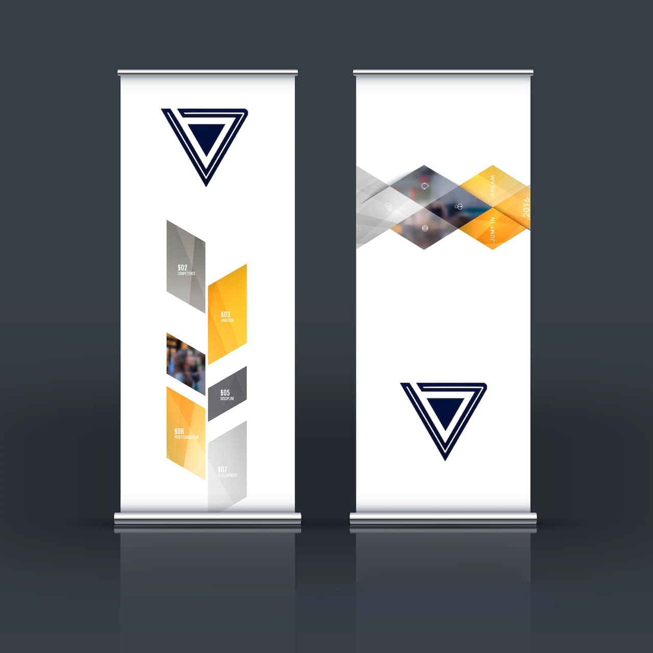 Dos roll ups publicitarios con el logotipo de Punto Clave, uno con un diseño de bloques en tonos grises y amarillos, y el otro con figuras geométricas translúcidas