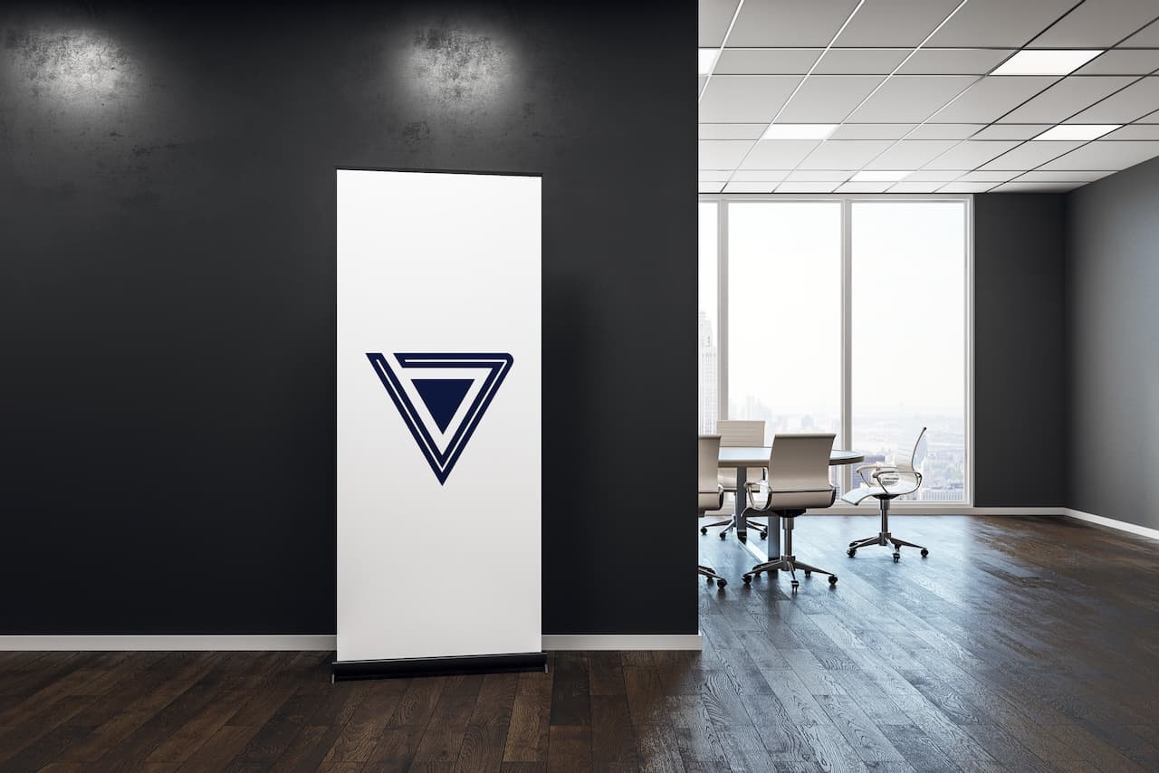 Roll up publicitario con el logotipo de Punto Clave en una oficina moderna