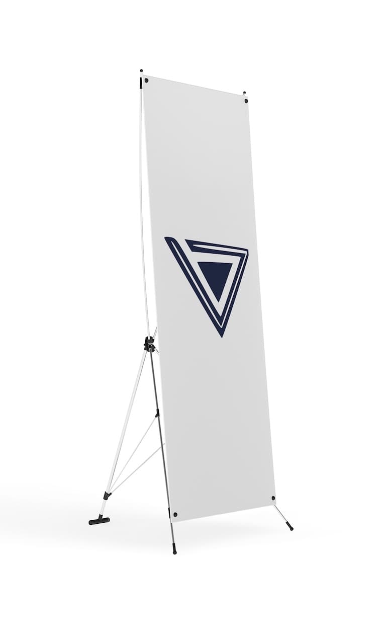 Se observa un banner desplegable de color blanco con un diseño en forma de triángulo invertido en color azul. El soporte es de metal, lo que le permite mantenerse erguido de manera estable. Este banner es ideal para exhibiciones y eventos, resaltando la marca 'punto clave'.