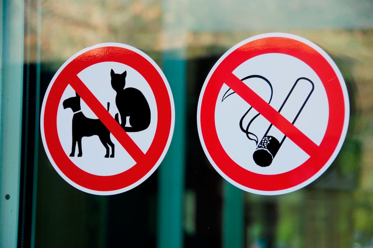 Etiquetas de vinil de prohibido mascotas y fumar, de Punto Clave