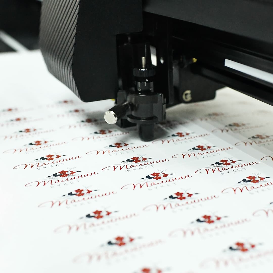 Impresora creando etiquetas de vinil personalizadas con diseño floral y texto, de Punto Clave