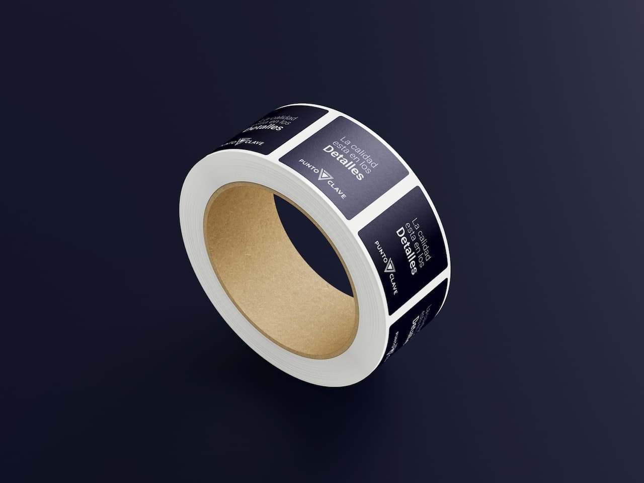 Un rollo de cinta adhesiva con etiquetas de color negro y blanco que destacan la frase 'La calidad está en los detalles' junto con la marca 'punto clave'. El fondo es de color oscuro, lo que resalta el diseño de la cinta.