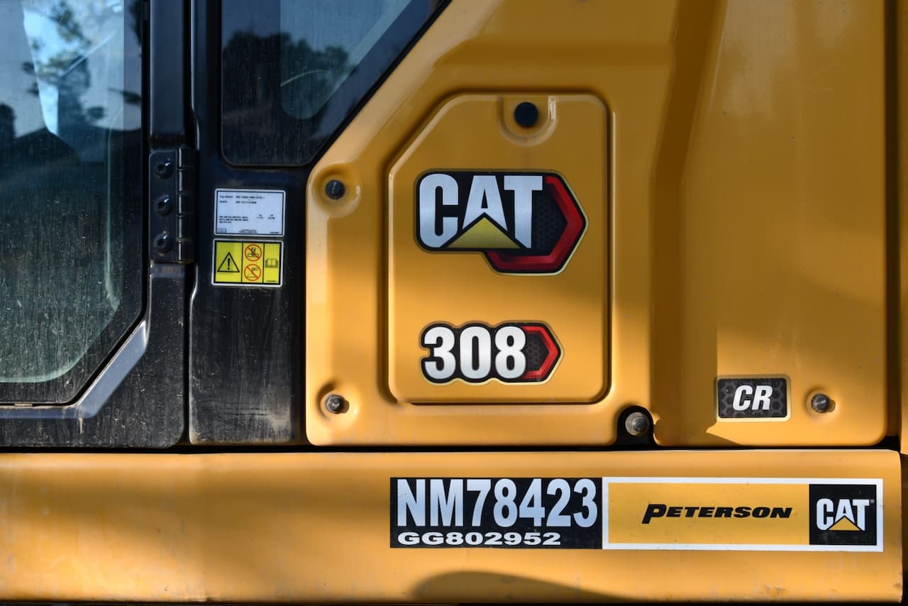 Etiqueta de vinil de CAT 308 en maquinaria, de Punto Clave