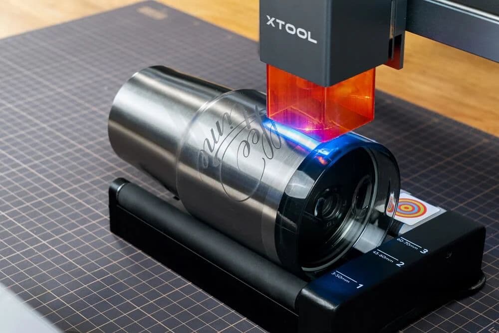 Maquina de grabado láser operando en un almacen de productos personalizados de punto clave