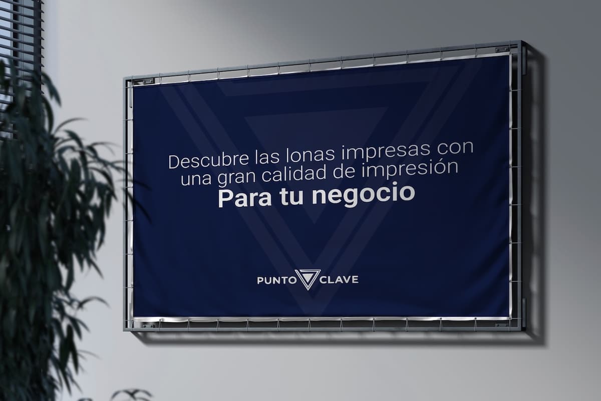 Lona publicitaria con publicidad de punto clave en un espacio interior