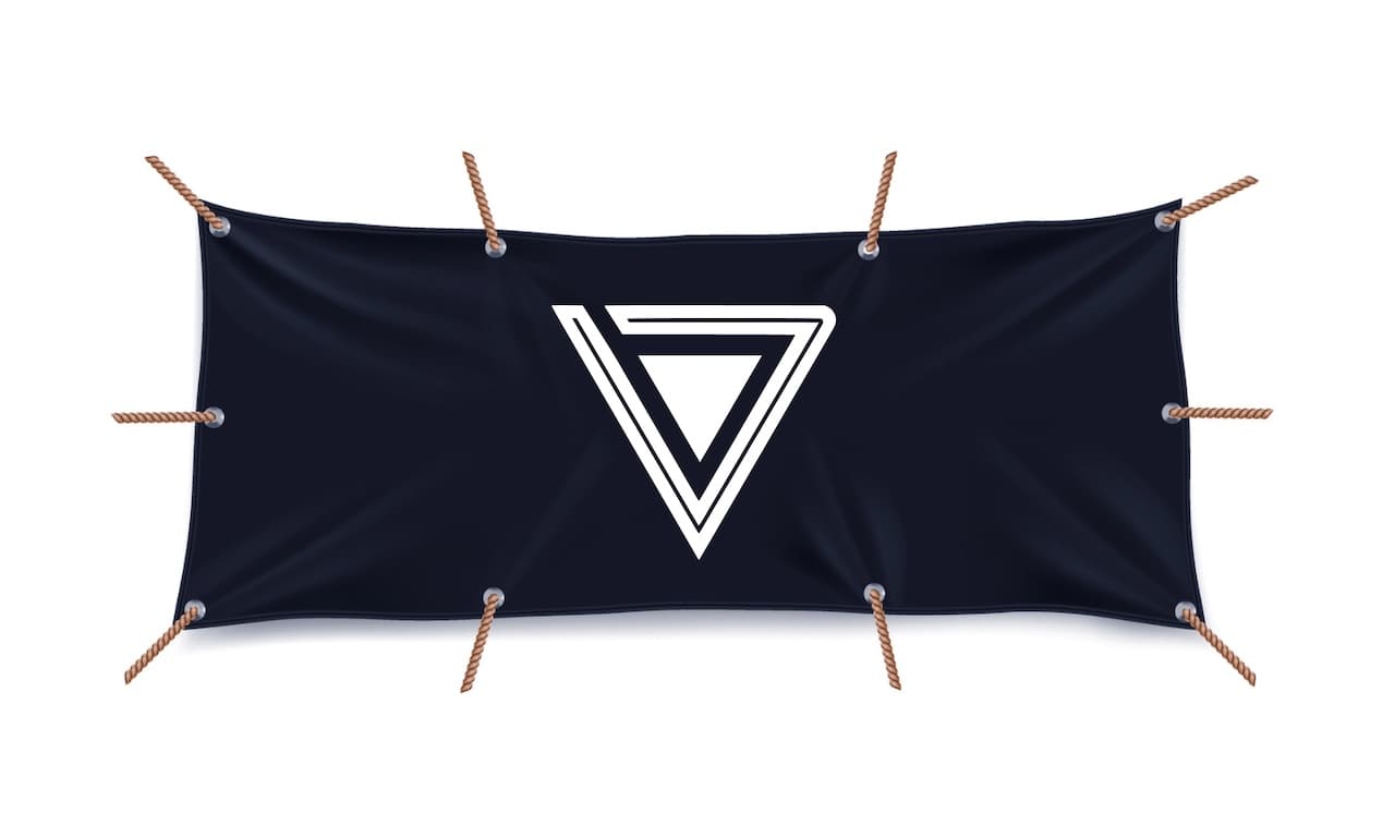 Se observa una bandera de color negro sostenida por cuerdas en los bordes. En el centro, hay un logotipo geométrico de color blanco que presenta varios triángulos. Resalta la marca 'punto clave' en el diseño.