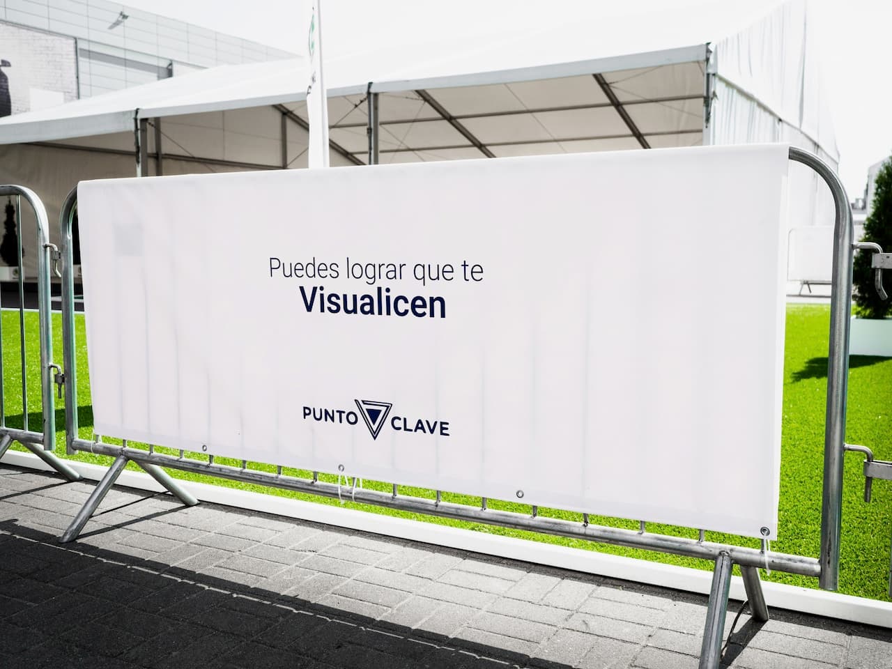 Loga publicitaria de gran formato con logotipo de punto clave en un espacio exterior