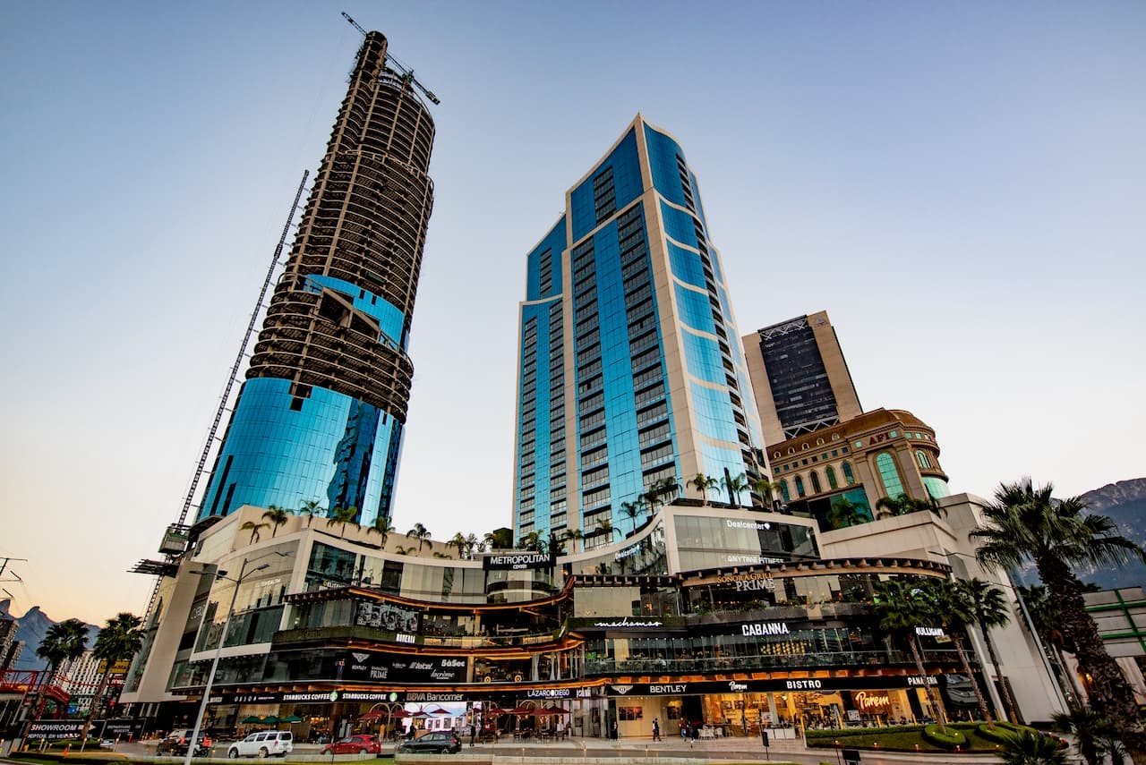 Vista de la construcción de edificios en la ciudad de Monterrey