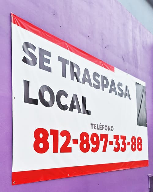 Lona comercial impresa a gran formato instalada en fachada de un local