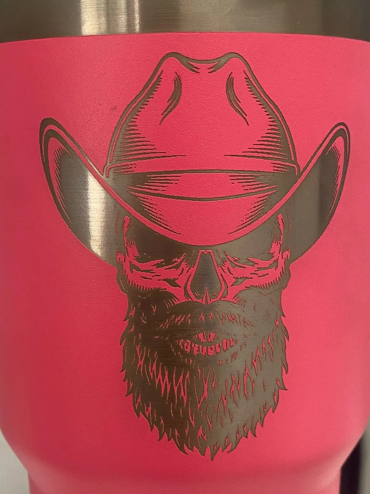 Termo rosa grabado con láser con la ilustración de una calavera con sombrero y barba