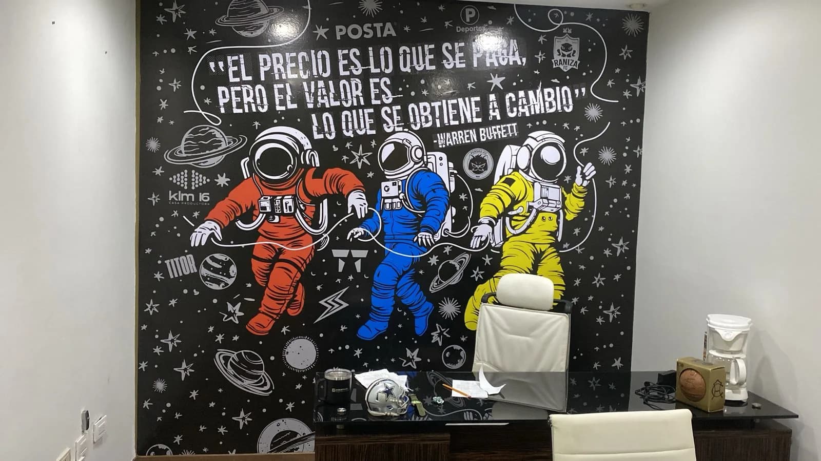 Mural de vinil impreso a todo color instalado en la pared de una oficina, con astronautas y una frase
